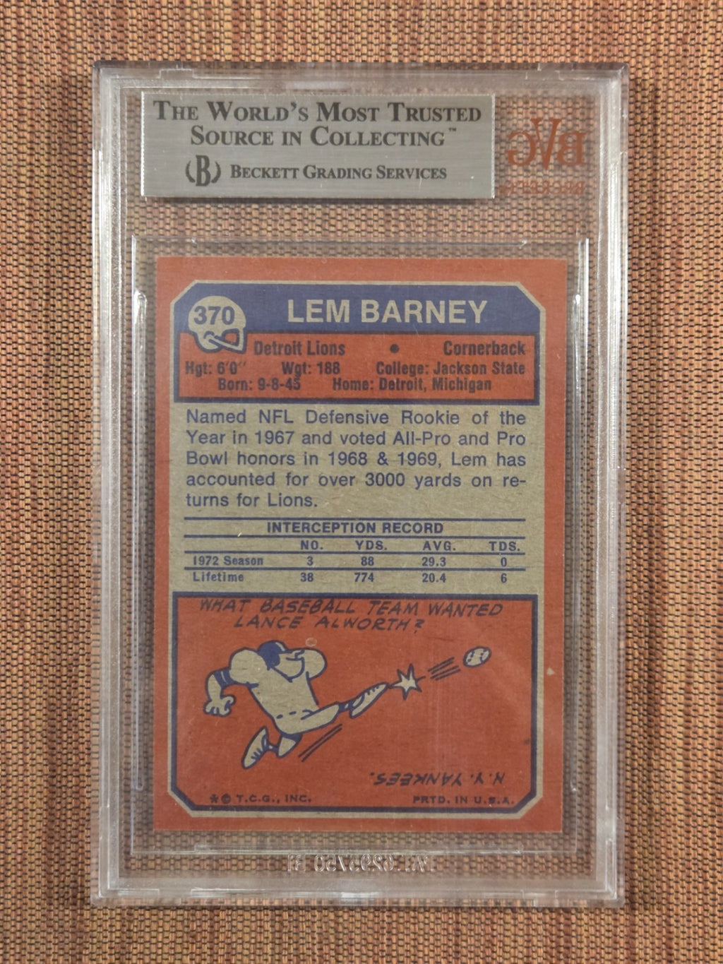 1973 Topps #370 Lem Barney Detroit Lions Original Football Card BVG 9 Mint HOF1